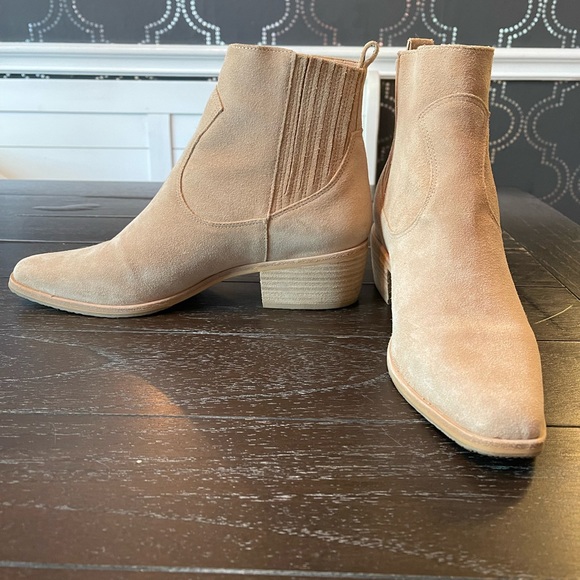 Like NEW Donald Pliner tan cream taupe suede booties - Picture 5 of 10